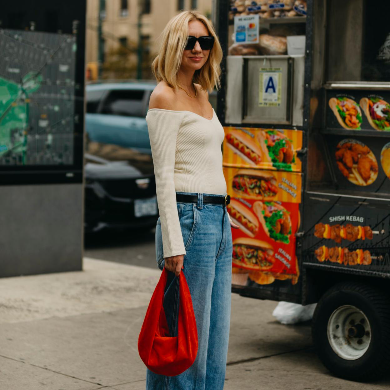 Mujer con pantalones vaqueros