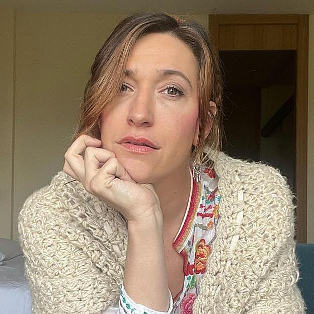 La compleja infancia de Abril Zamora, profesora revelación de Operación Triunfo: un padre ausente y una muerte repentina