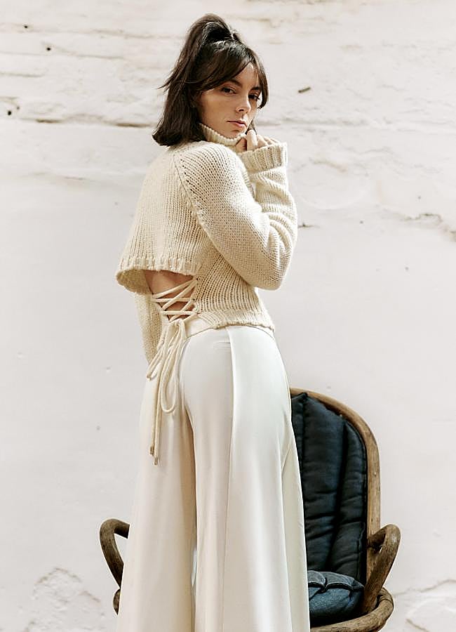 Imagen - Jersey de punto con lazada de Maje y pantalón de lana de Otrura. Foto: Elena Olay / Estilismo: Sandra Muñoz mañas