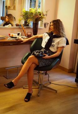 Imagen secundaria 2 - Mariluz lleva abrigo de Gucci, falda gris bordada de Gucci, botas de Gucci y bolso de hombro Gucci Horsebit 1955. Natalia lleva falda de viscosa con bordado de lentejuelas, jersey de Gucci, sandalias de tacón de Gucci y bolso de hombro Gucci Horsebit Chain mediano.