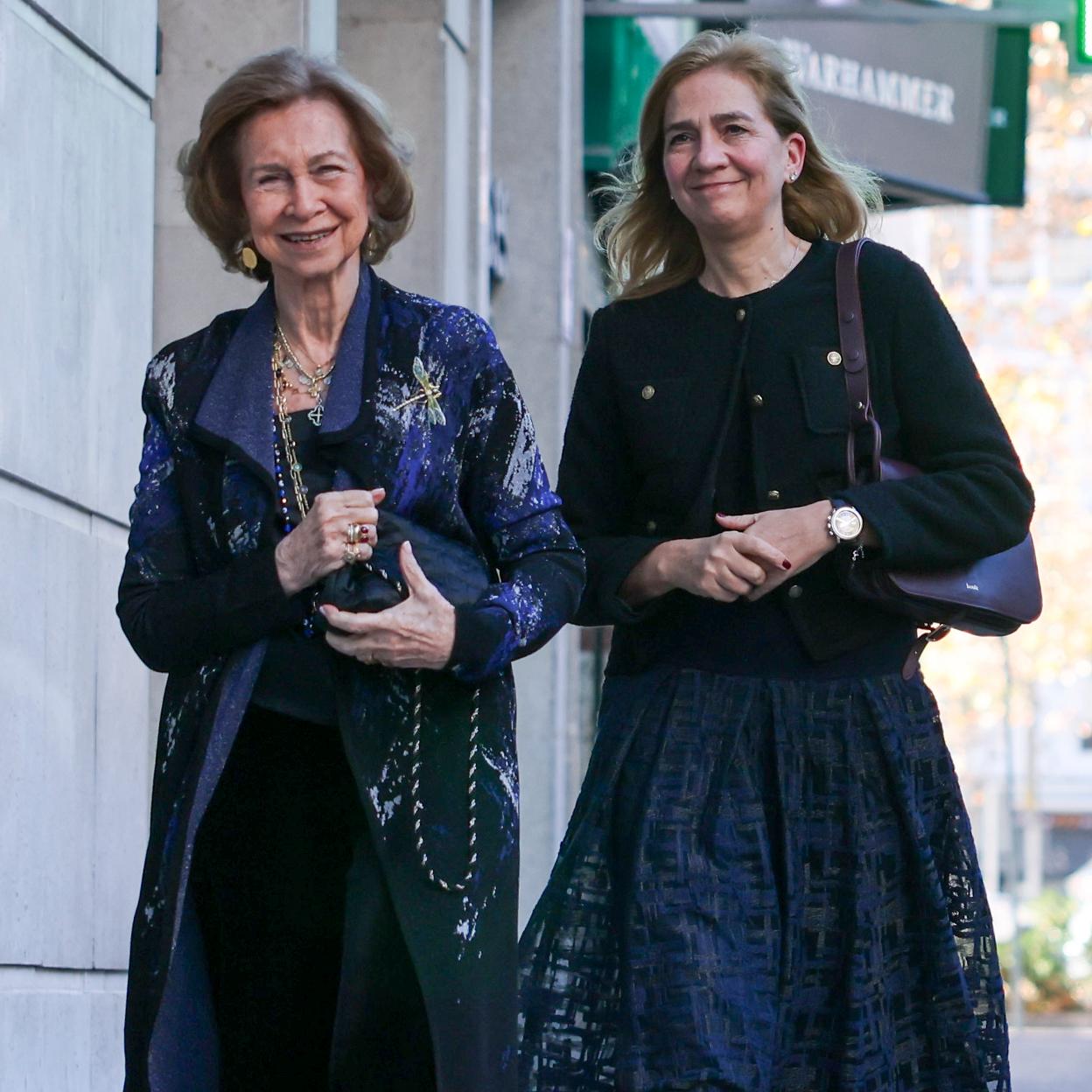 La infanta Cristina llegó al 60 cumpleaños de su hermana Elena acompañando a su madre, la reina emérita Sofía. 