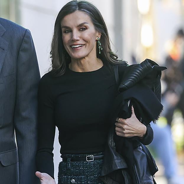 La reina Letizia sorprende en el 60 cumpleaños de la infanta Elena con unos pantalones tweed de Maje