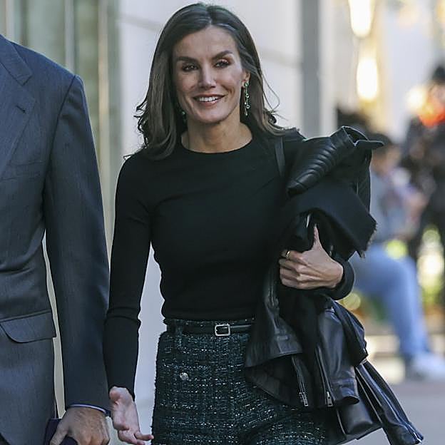 Los pendientes de la reina Letizia son de Tous.