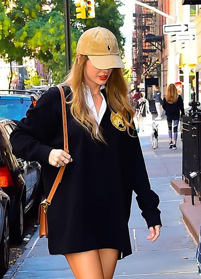 Imagen - Taylor Swift pasea por las calles de Nueva York con un vestido estilo polo oversize, de Stella McCartney.