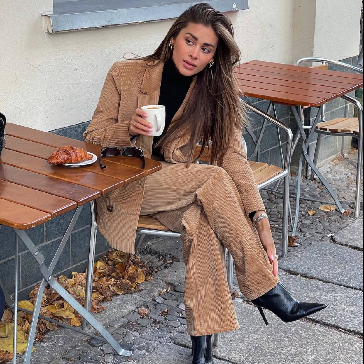 Influencer con traje de pana