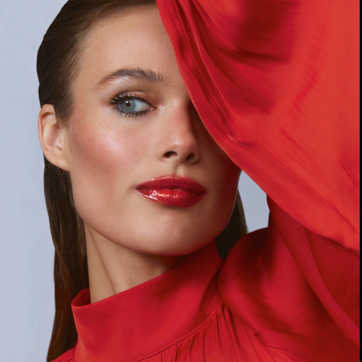 El poder del rojo en el maquillaje de fiesta.