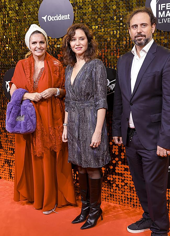 Imagen - Isabel Díaz Ayuso con vestido y botas. / GTRES