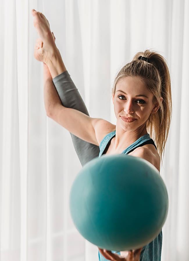 Imagen - Mujer haciendo ejercicio con pelota. / PEXELS
