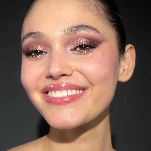 Look de maquillaje de ojos ahumados en rosa glitter