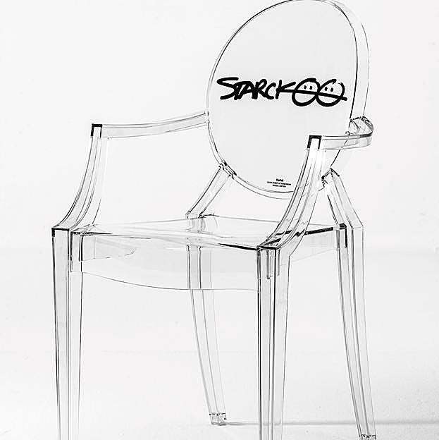 Imagen principal - Arriba, silla Louis Ghost 10º aniversario para Kartell. Abajo, exprimidor Juicy Salif para Alessi y lámpara Guns Lounge para Flos.