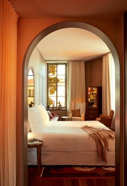 Imagen secundaria 2 - Arriba, interior del módulo para la estación espacial AXIOM y la habitacióndel hotel Mondrian Bourdeaux Les Carmes.