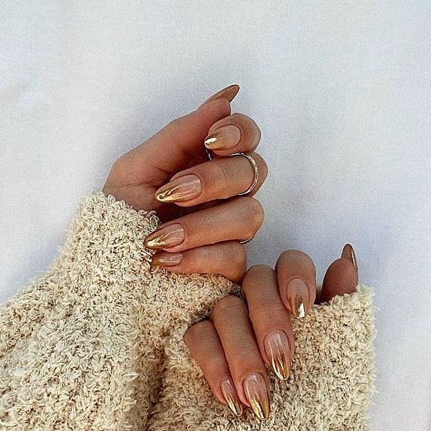 Uñas con tonos dorados degradados