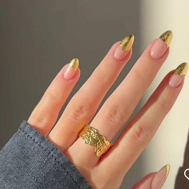 Manicura de uñas doradas con láminas de oro