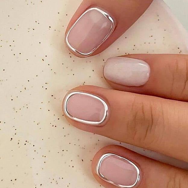 Uñas plateadas enmarcadas