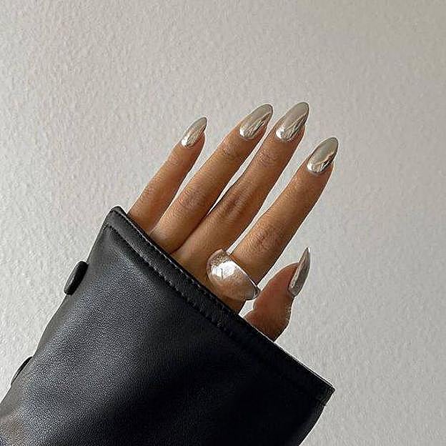 Uñas plateadas metalizadas con cromado
