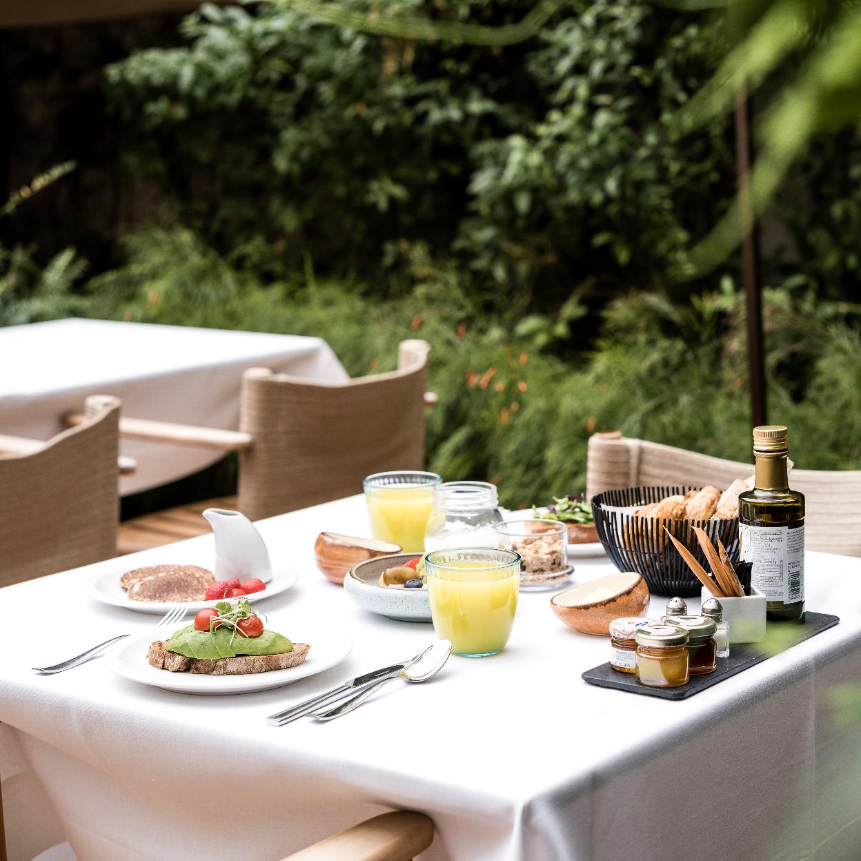 Terraza del patio interior del Coolrooms Palacio de Villapanés de Sevilla.