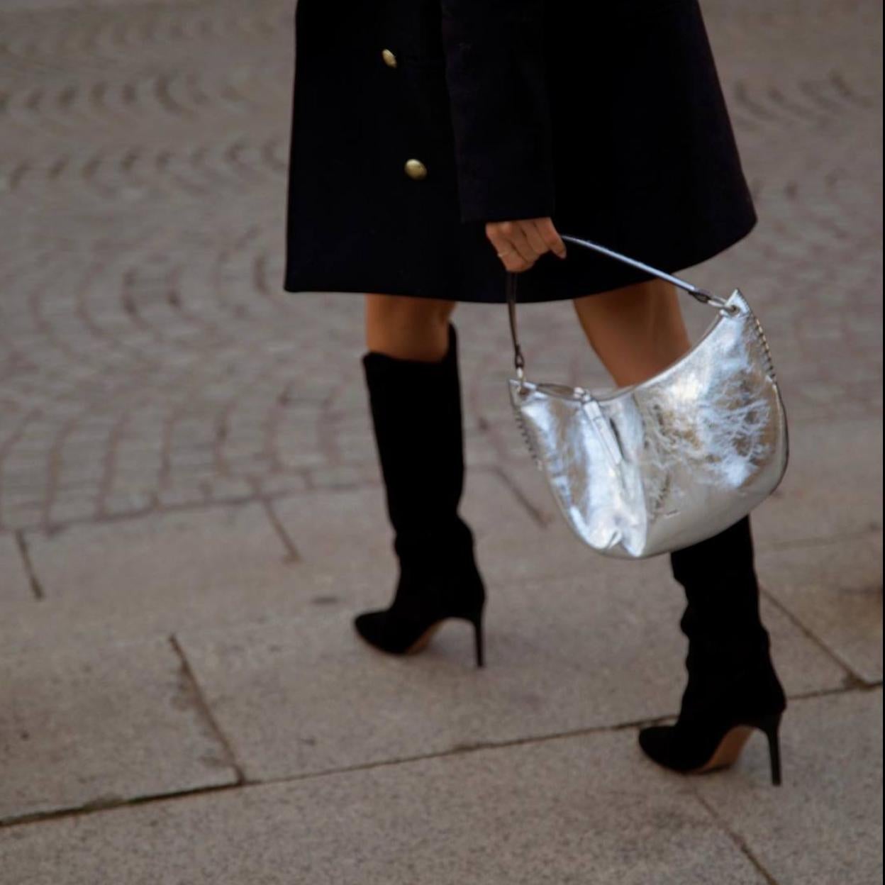 Influencer con botas negras