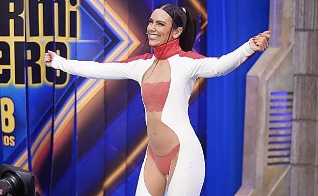 El feísimo medio mono vagamente Motomami que llevó Cristina Pedroche a 'El Hormiguero'. 