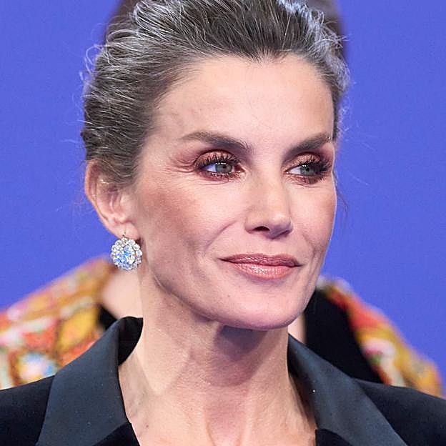 La reina Letizia con sombras rojizas en el los ojos.