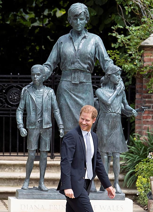Imagen - El príncipe Harry con la estatua conmemorativa de Diana de Gales en el palacio de Kensington. / GTRES