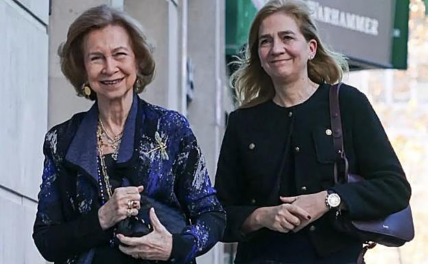 La reina Sofía y la infanta Cristina, a su llegada al almuerzo en el que la familia del rey celebró el 60 cumpleaños de Elena. 