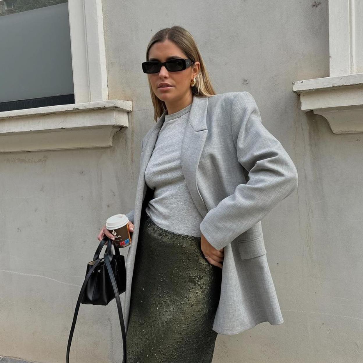 Una influencer con falda de lentejuelas.