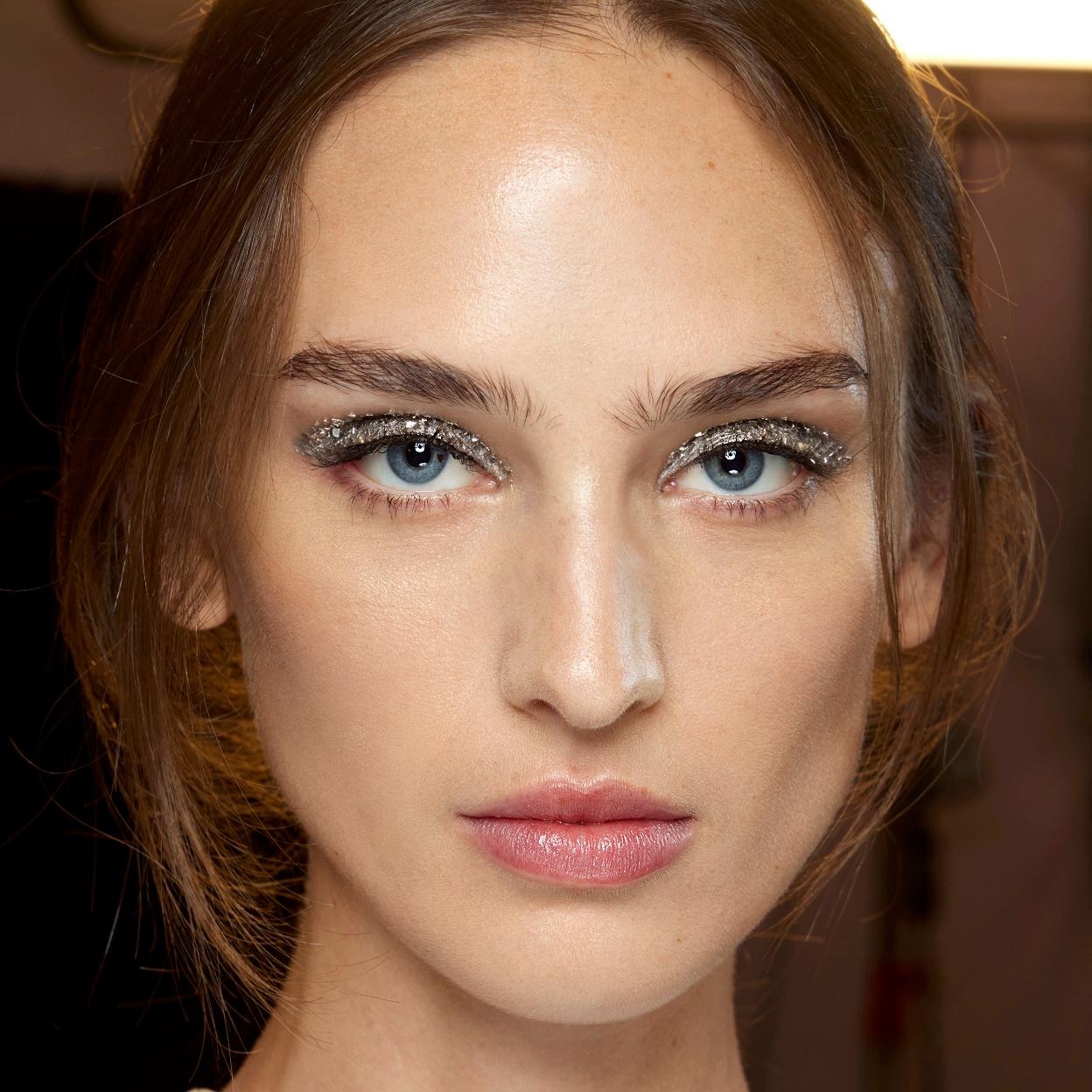 Una modelo con la piel lisa y luminosa.