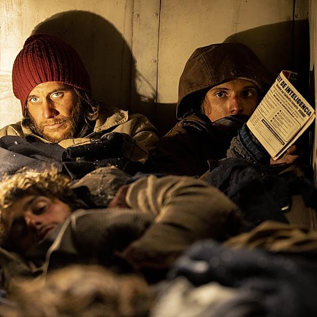 Al fondo, Agustón Pardella como Nando Parrado y Marías Recalt, como Ricardo Canessa, en un momento de la película La sociedad de la nieve.