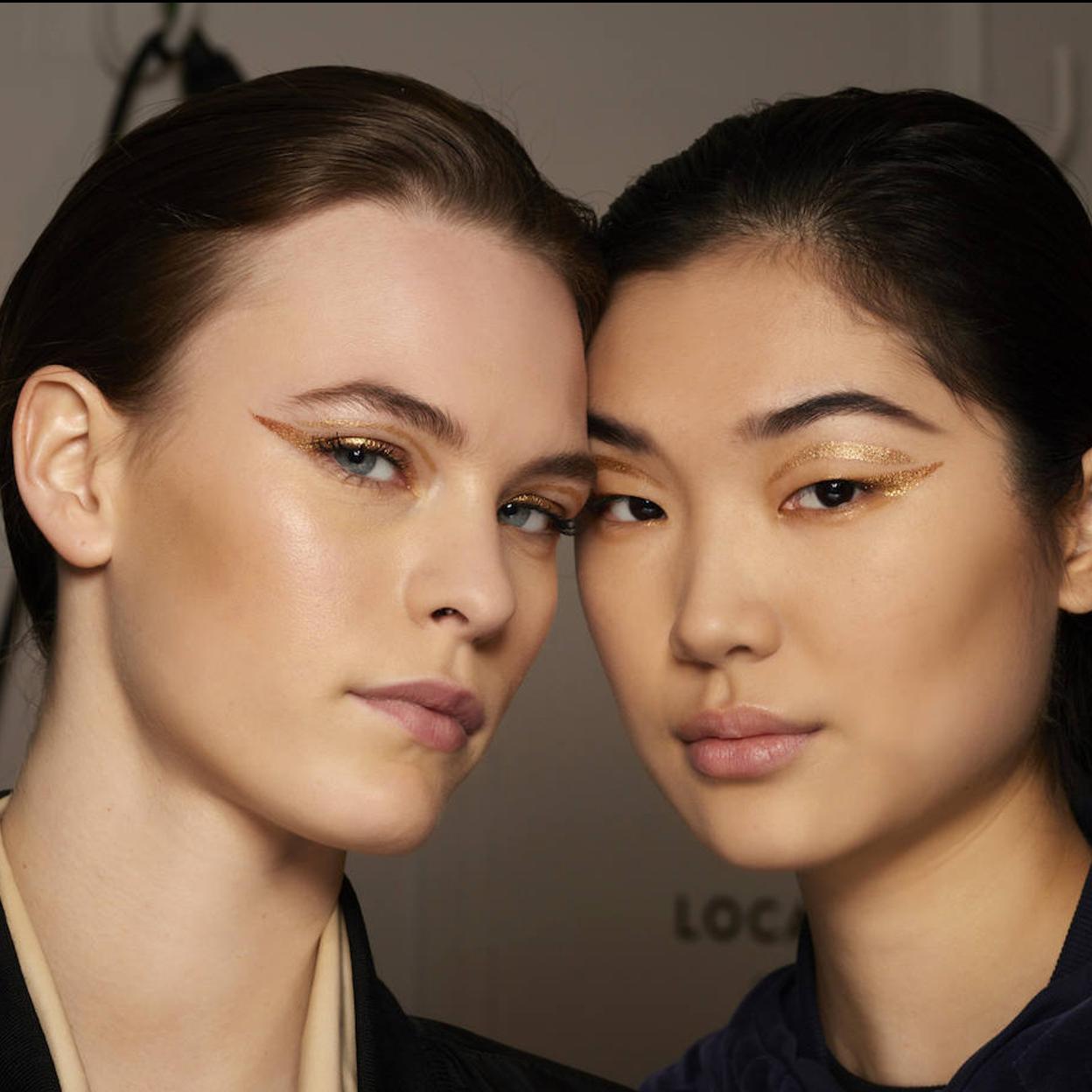 Modelos con eyeliner dorado