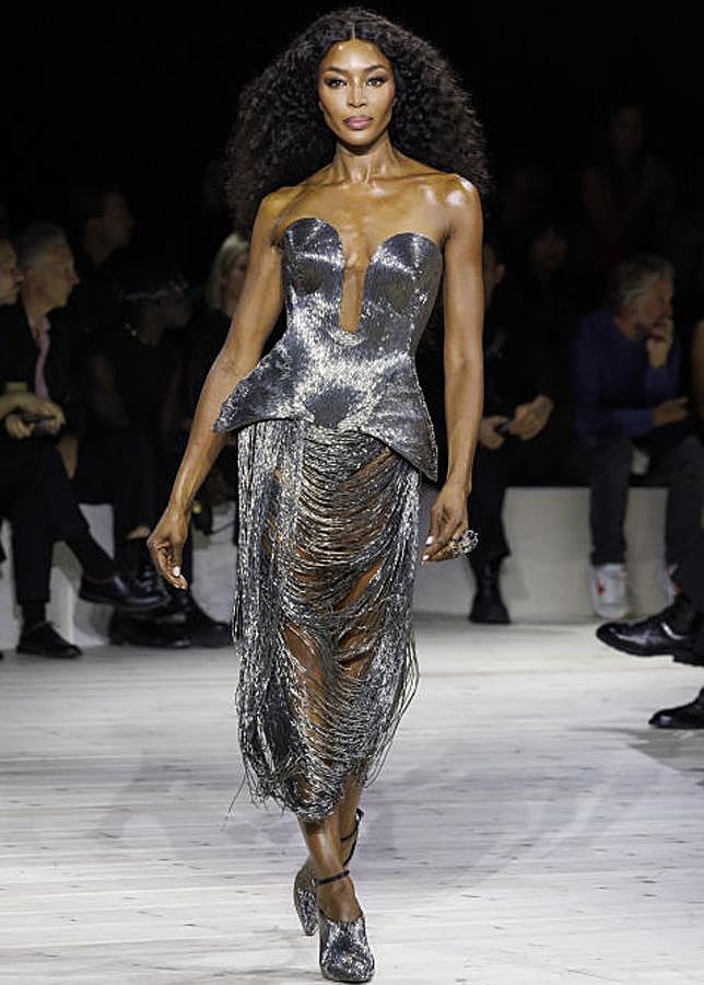 Imagen - Naomi Campbell cierra el último desfile de Sarah Burton como directora creativa de Alexander McQueen.