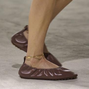 Imagen secundaria 1 - Bailarinas de Chanel, Fendi y Loewe, en orden.