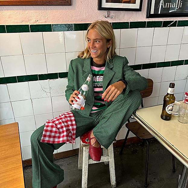 Look con traje de cuadros y camiseta de rayas