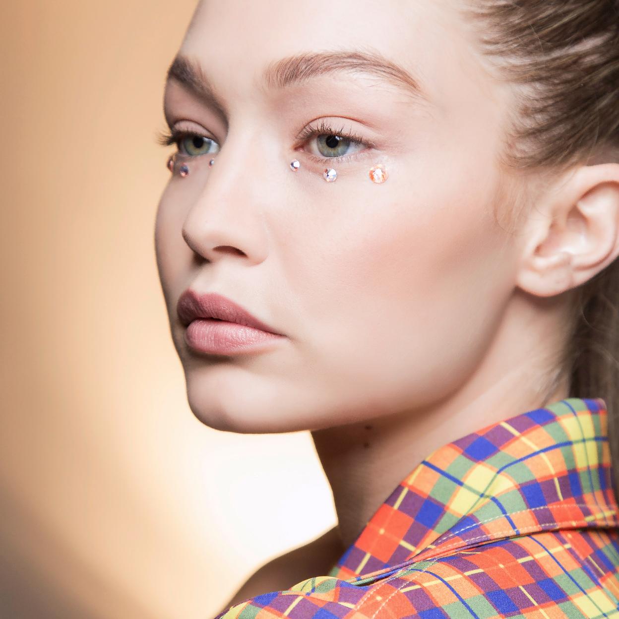 Gigi Hadid con una piel lisa.