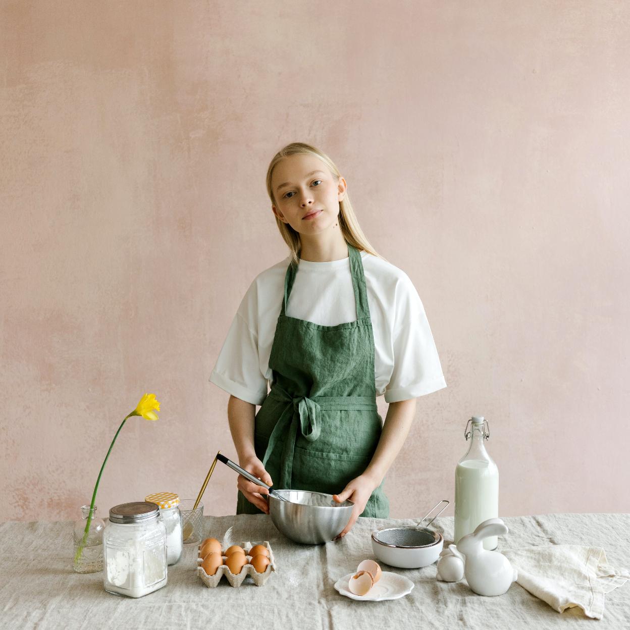 Mujer cocinando con lacteos. /