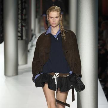 Imagen secundaria 1 - Imágenes de desfile de Tod's, Miu Miu y Bally, en orden, para este verano.