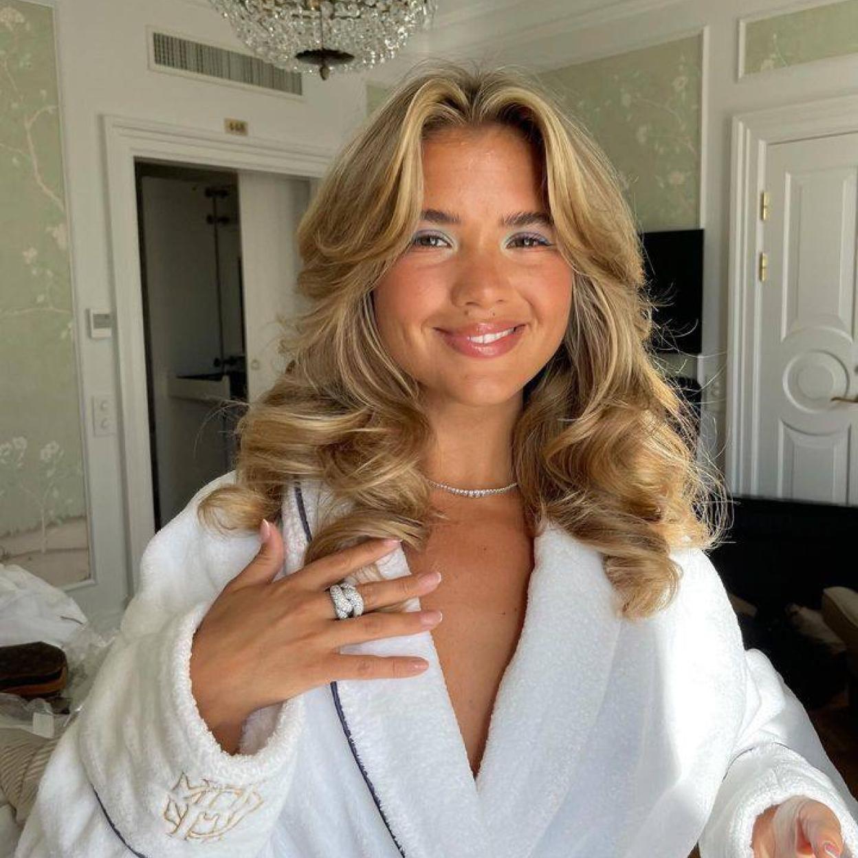 Influencer con pelo teñido