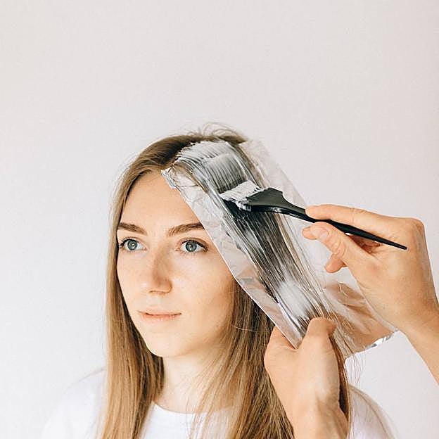 Mujer aplicando tinte de pelo