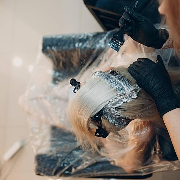 Mujer tiñendo raíces