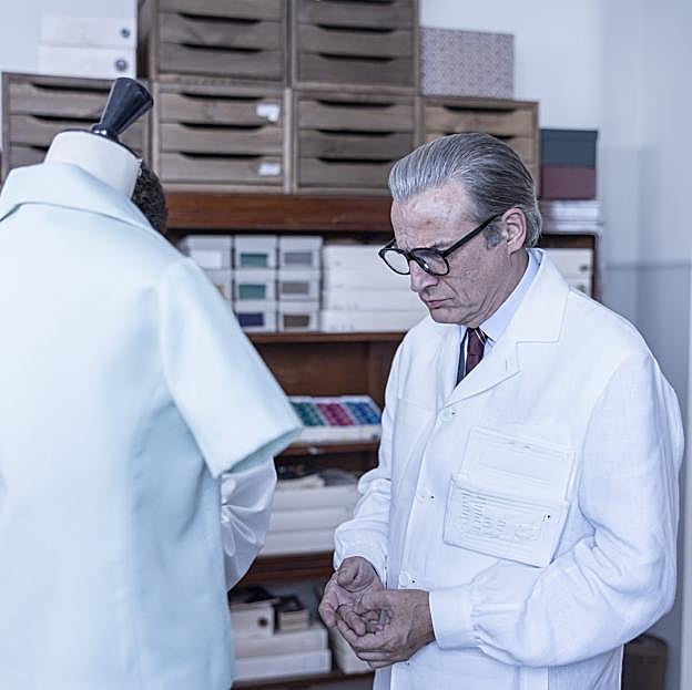 Alberto San Juan como Cristóbal Balenciaga en una imagen del biopic del modisto vasco,