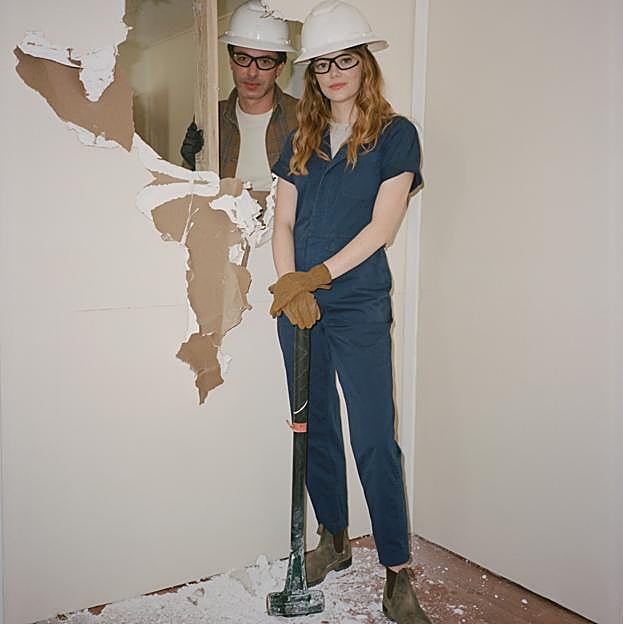 Nathan Fielder y Emma Stone en una imagen de The Curse.