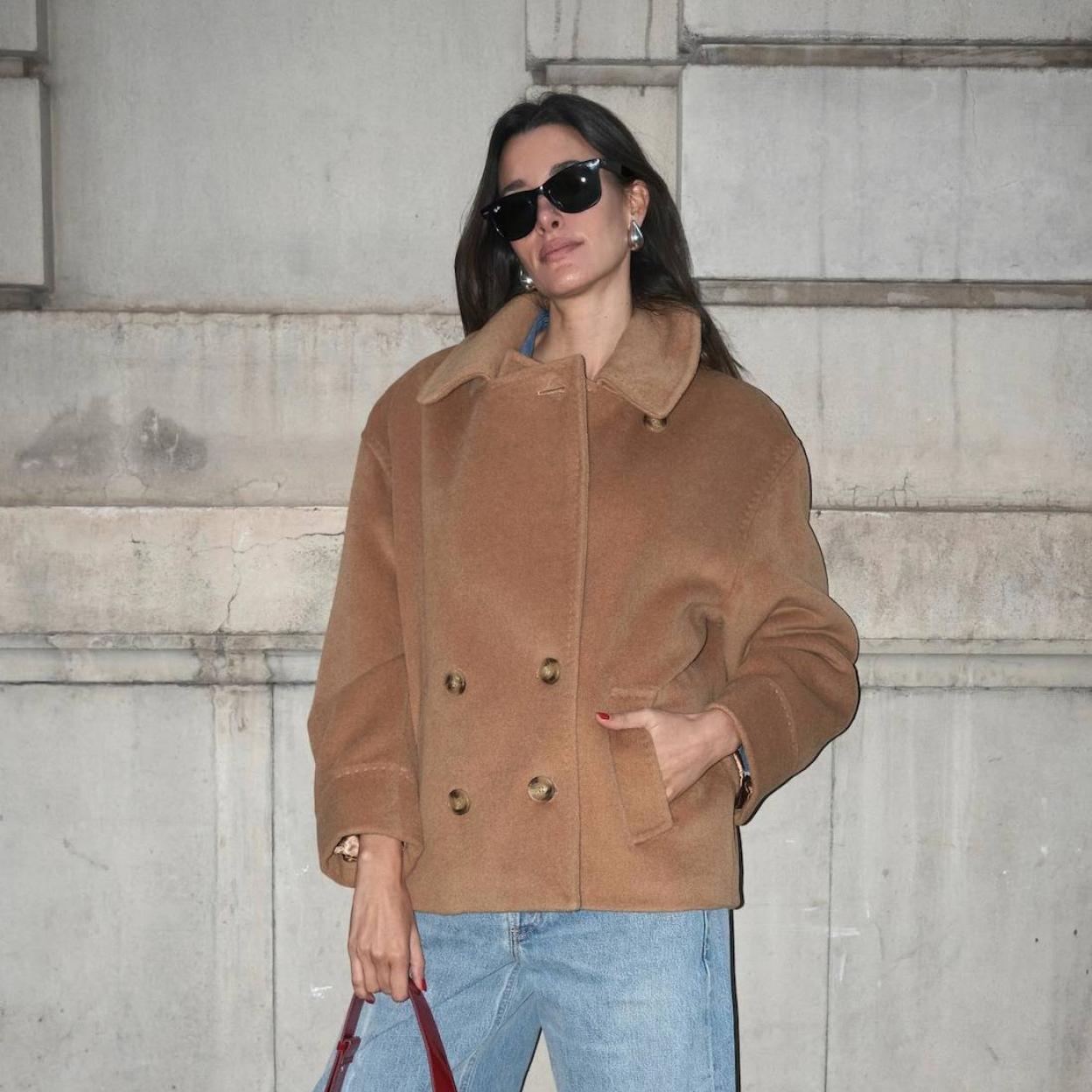 Influencer con abrigo camel