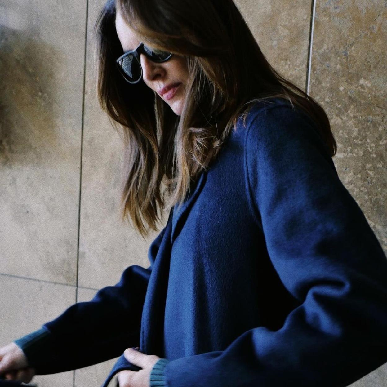 La modelo Eugenia Silva con abrigo en azul marino de Pedro del Hierro.