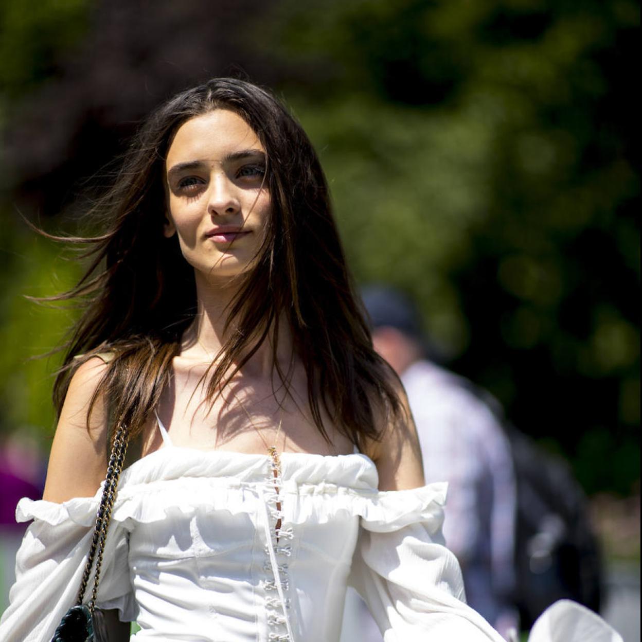 Influencer con pelo ligero y fresco