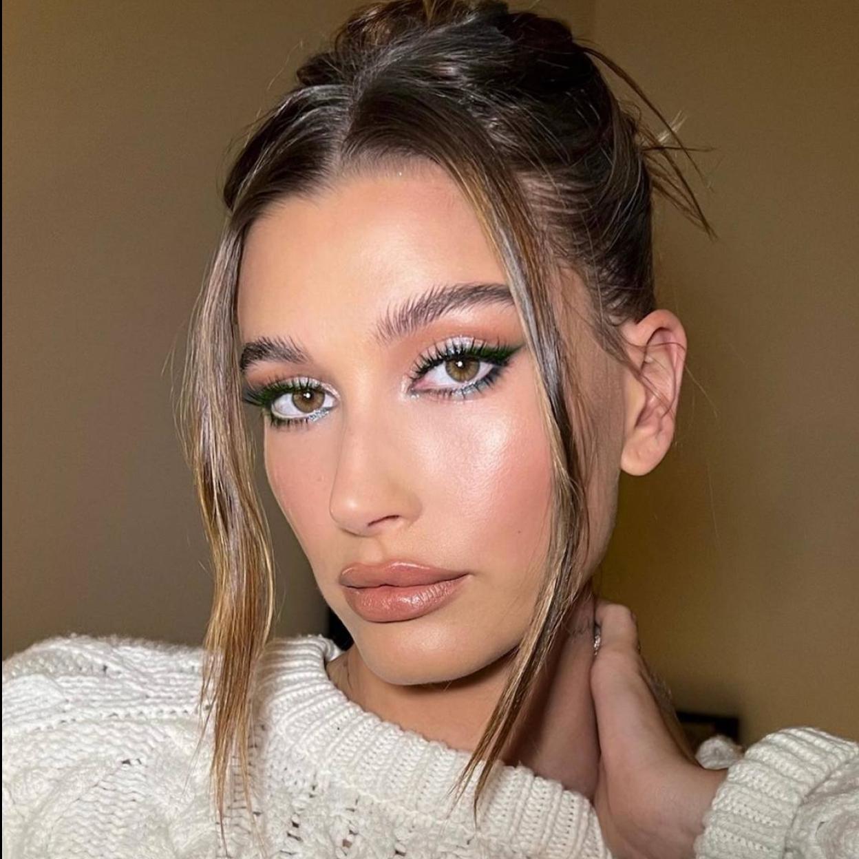 Hailey Bieber con eyeliner con glitter