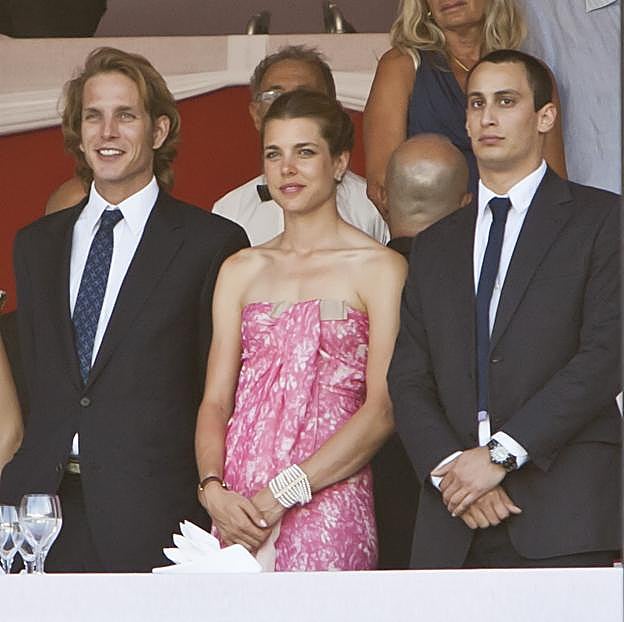 Carlota Casiraghi, con su hermano Pierre, y Alex Dellal. 