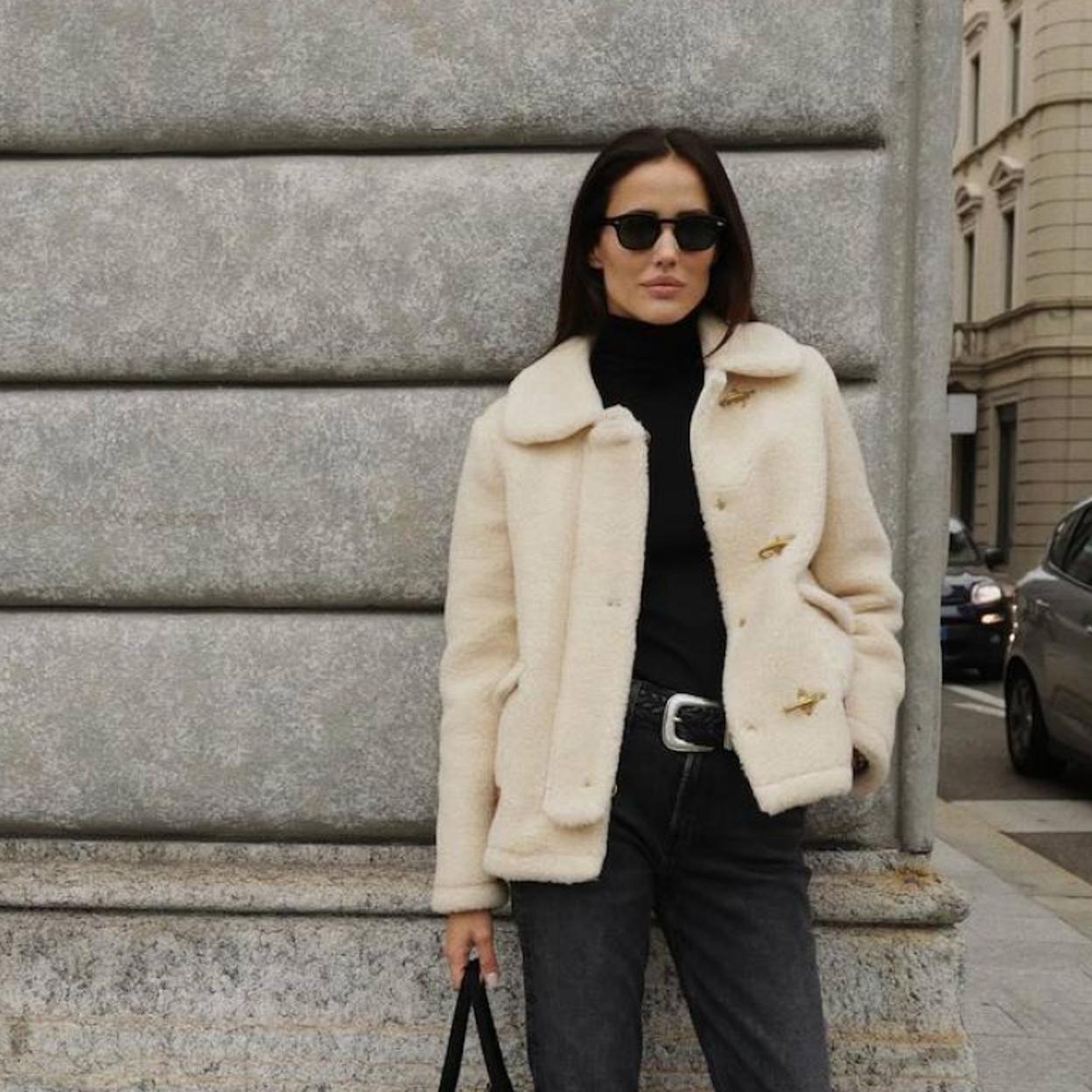 Influencer con chaqueta de borreguillo