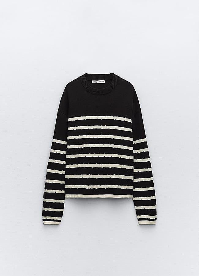 Imagen - Jersey con estampado de rayas en blanco y negro de Zara.