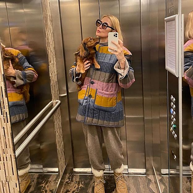 Kelly Rutherford con chaqueta estampada