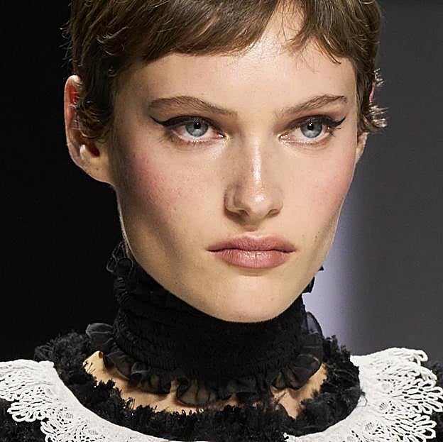 Guía de uso de los labiales nude, el color de labios natural que favorece a todas las edades