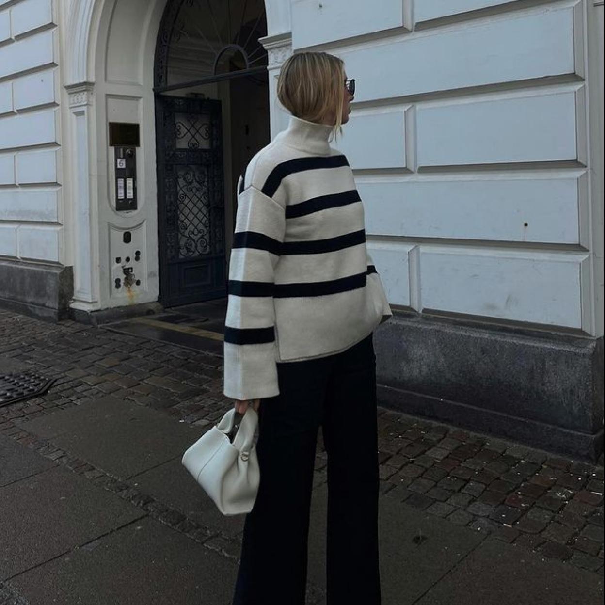 Una influencer con un bolso de Polène.